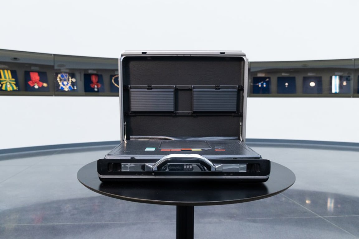 Стенд с «Ядерным чемоданчиком» Бориса Ельцина, выставленным в Президентском центре в Екатеринбурге. Фото:  Ельцин Центр