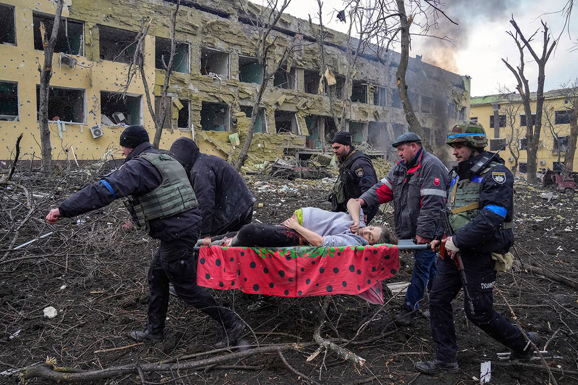 A wounded pregnant woman is carried out of a maternity hospital in the Ukrainian city of Mariupol after it was targeted in a Russian airstrike, 9 March 2022. Photo: Evgeniy Maloletka / AP / Scanpix / LETA