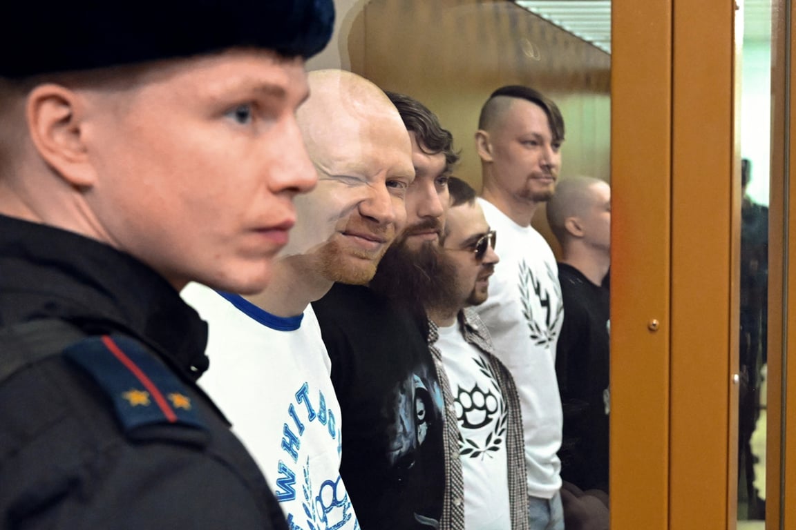 Андрей Пронский (второй слева) вместе с другими обвиняемыми во время заседания суда, Москва, 19 декабря 2025 года. Фото: Антон Новодерёжкин / Коммерсантъ / Sipa USA / Vida Press