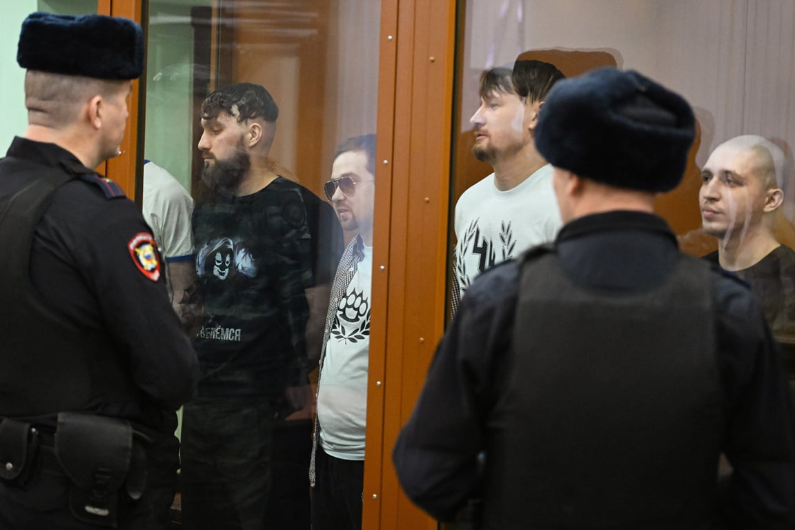 Фигуранты по делу о покушении на телеведущего Владимира Соловьева во время заседания суда, Москва, 19 декабря 2025 года. Фото: Антон Новодерёжкин / Коммерсантъ / Sipa USA / Vida Press