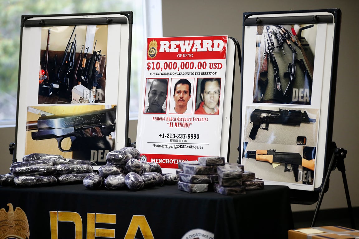 Фотографии Эль Менчо и изъятый метамфетамин на пресс-конференции в офисе DEA в Сан-Диего, США, 11 марта 2020 года.  Фото: K.C. Alfred / San Diego Union-Tribune / TNS / Abaca / ddp / Vida Press