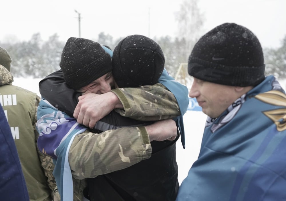 Ukrainian POWs react following a prisoner swap at an undisclosed location in Ukraine, 05 February 2026. Photo: EPA/STRINGER