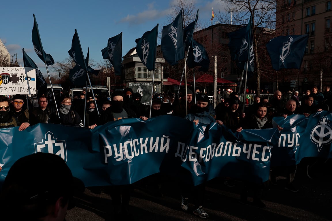 Колонна «Русского добровольческого корпуса» на антивоенном марше в Берлине, Германия, 1 марта 2025 года. Фото: Василий Крестьянинов / «Новая Газета Европа»