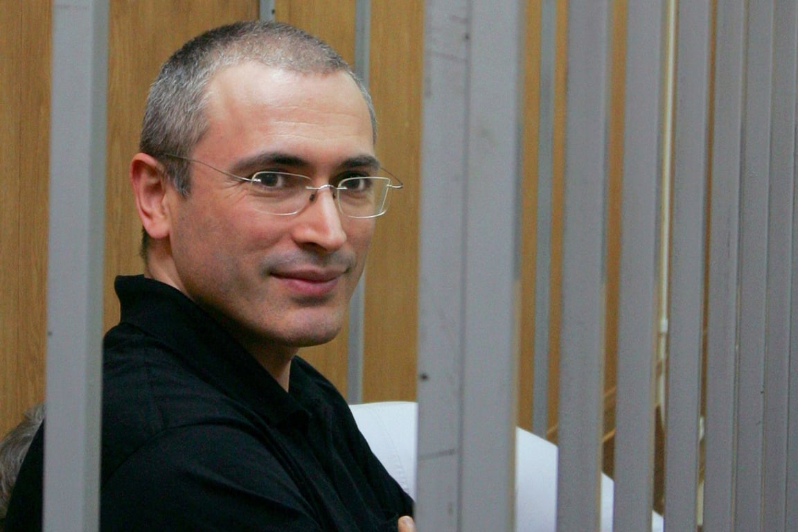 Михаил Ходорковский перед началом судебного заседания в Москве, 16 июля 2004 года. Фото: Sovfoto / Universal Images Group / Shutterstock / Rex Features / Vida Press