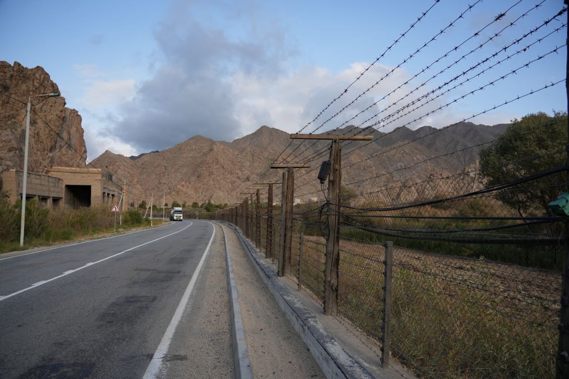 За колючей проволокой — Иран, слева — армянская трасса. Фото:  JAMnews