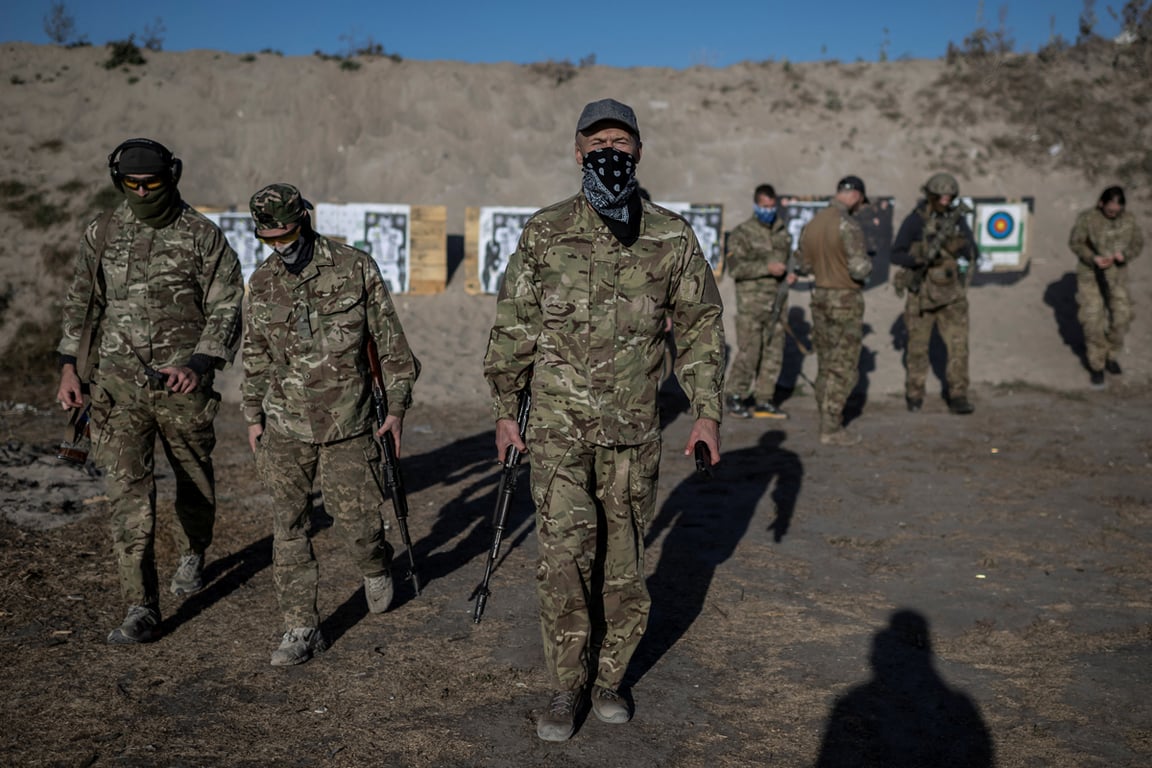 Новобранцы «Русского добровольческого корпуса» участвуют в военных учениях на окраине Киева, Украина, 6 октября 2023 года. Фото: Viacheslav Ratynskyi / Reuters / Scanpix / LETA