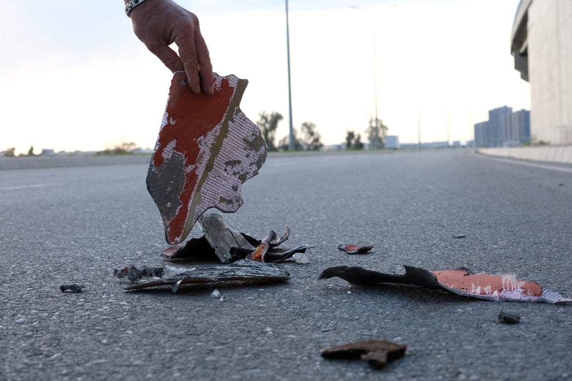 Местный житель показывает обломки иранских беспилотников после налета на Эрбиль, Ирак, 28 февраля 2026 года. Фото: Gailan Haji / EPA