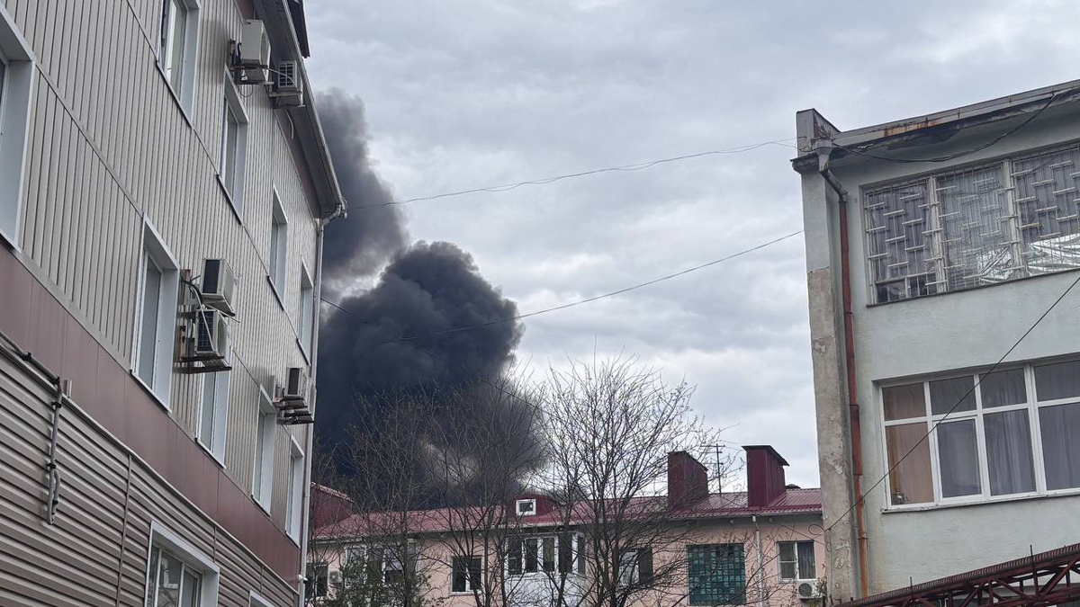 Дым над Туапсе после атаки украинских беспилотников. Фото: Михаил Архангельский / «Ветер»