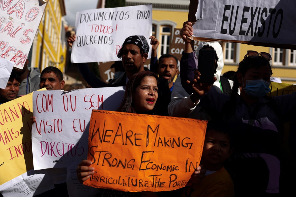 Мигранты проводят акцию протеста у здания парламента в Лиссабоне, требуя соблюдения своих прав и выдачи разрешений на проживание, Португалия, 25 октября 2024 года, Фото: Pedro Nunes / Reuters / Scanpix / LETA