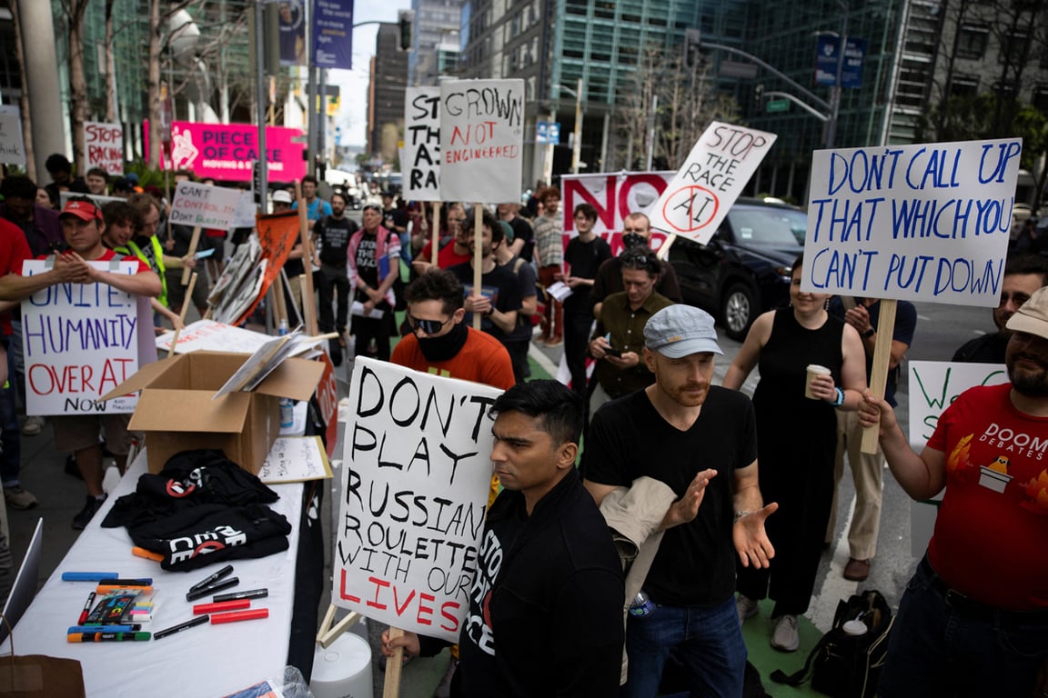 Участники акции протеста у штаб-квартиры компании Anthropic в Сан-Франциско призывают к приостановке разработки ИИ, Калифорния, США, 21 марта 2026 года. Фото: Manuel Orbegozo / Reuters / Scanpix / LETA