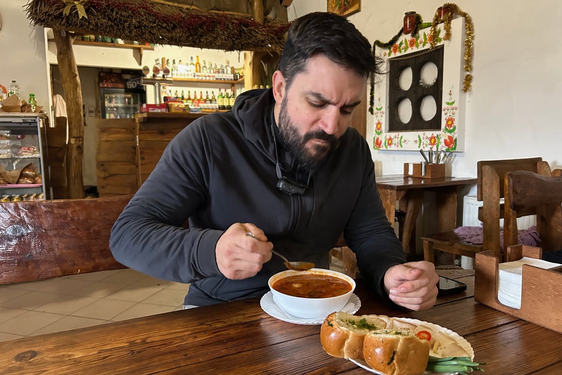 Мэт пробует борщ в кафе «Камыш». Фото: Дмитрий Дурнев / «Новая газета Европа»