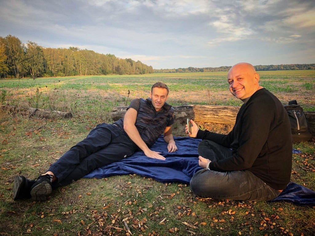 Сергей Смирнов берет интервью у Алексея Навального, Германия, 2020 год. Фото с личной страницы Сергея Смирнова в  Facebook