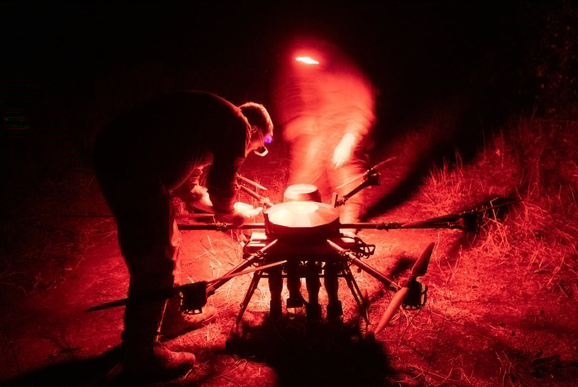 Украинские военнослужащие готовят к запуску дрон-бомбардировщик «Vampire» вблизи линии фронта в Донецкой области, Украина, 23 сентября 2025 года. Фото: Sergey Shestak / EPA