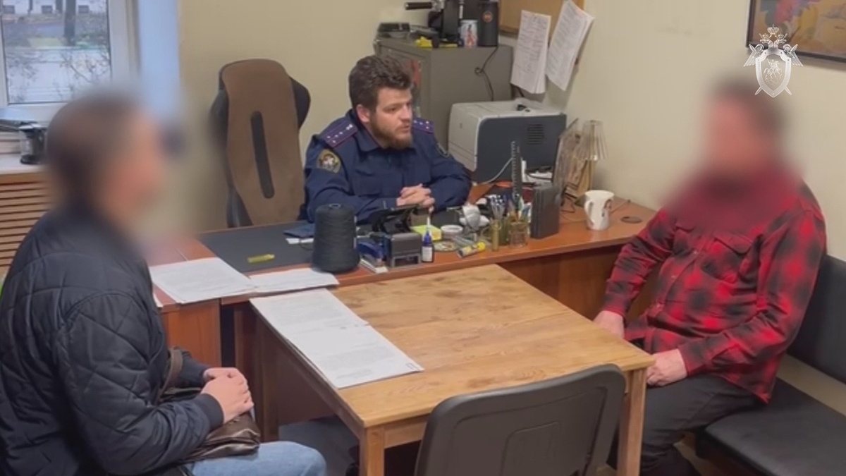 Задержанные на допросе в Следственном комитете. Скриншот из видео  ГСУ СК России по городу Санкт-Петербургу