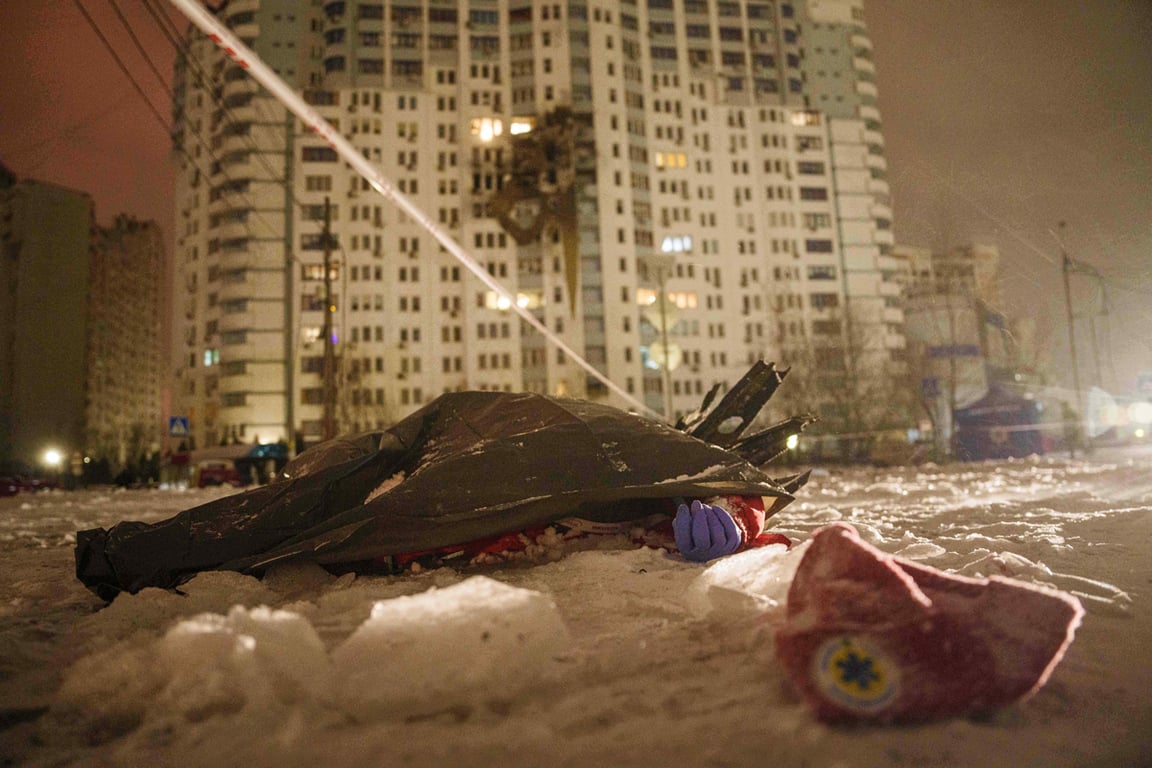 Тело погибшего парамедика у повреждённого жилого дома после российского удара по Киеву, Украина, 9 января 2026 года. Фото: Evgeniy Maloletka / AP Photo / Scanpix / LETA