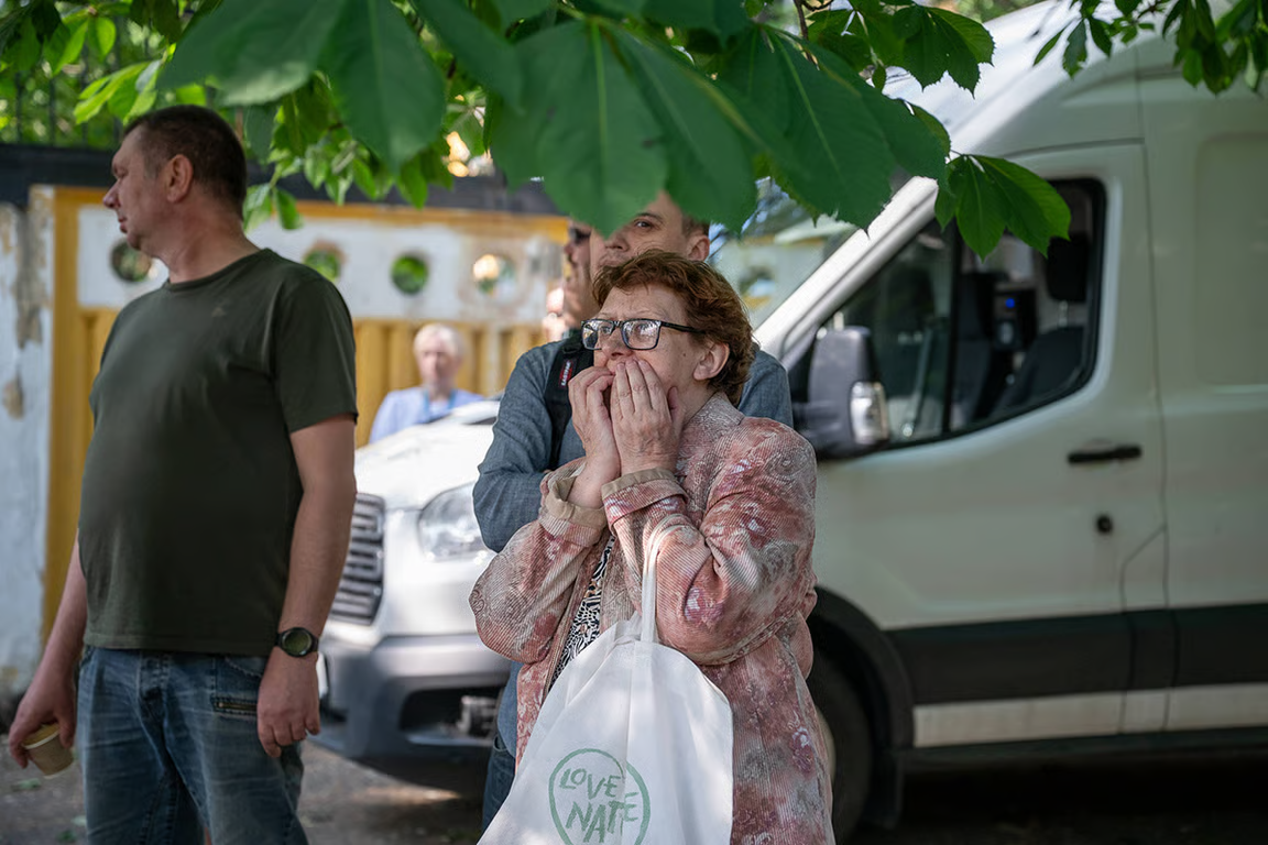 Eyewitnesses react to the destruction from Russia’s attack on Kyiv, 24 May 2026. Photo: Nastassia Kantorowicz Tor / SIPA / Scanpix / LETA