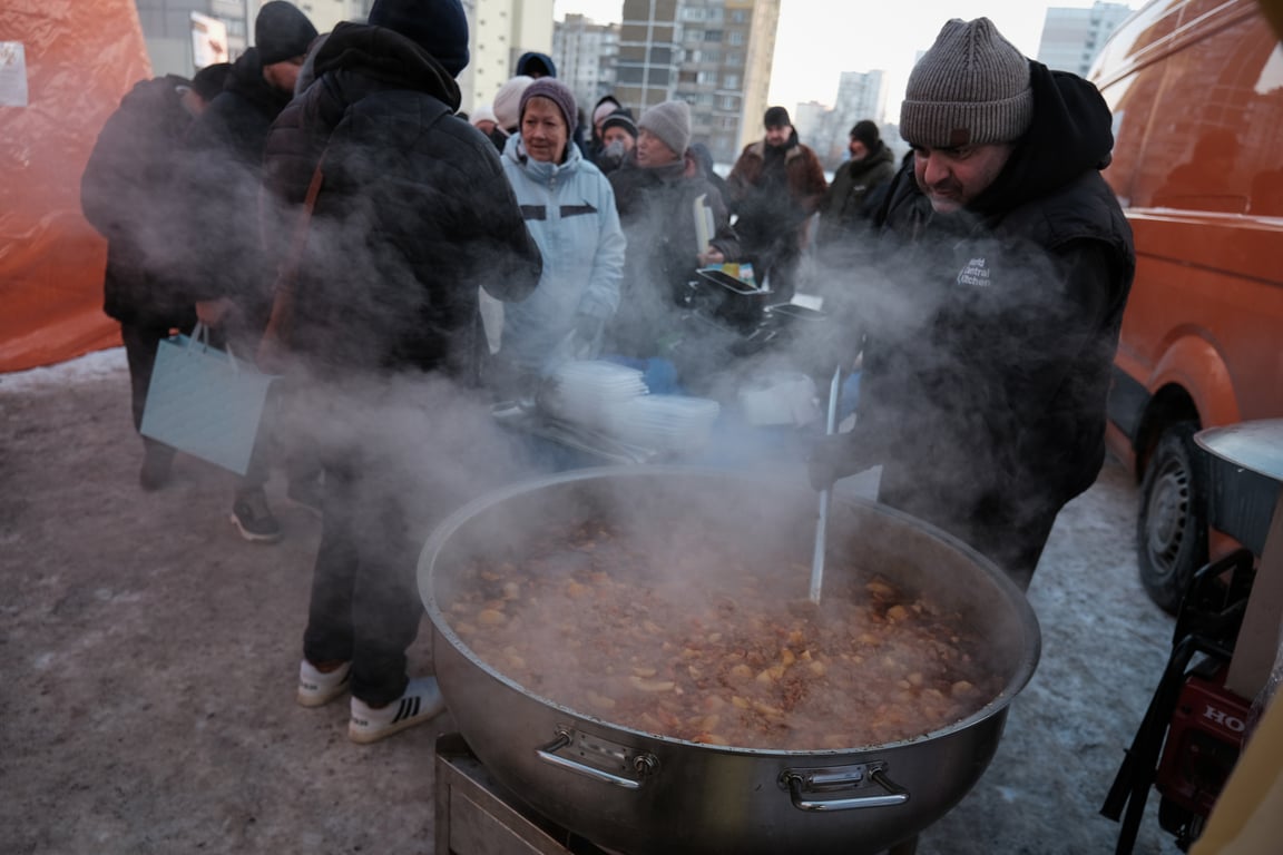A charity worker distributes hot food in a residential area of Kyiv, Ukraine, 17 January 2026. Photo: EPA / MARIA SENOVILLA