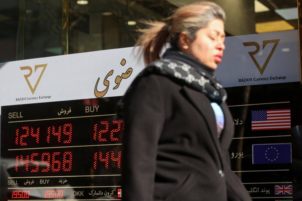 Прохожая у пункта обмена валют в Тегеране, Иран, 30 декабря 2025 года. Фото: Majid Asgaripour / WANA / Reuters / Scanpix / LETA