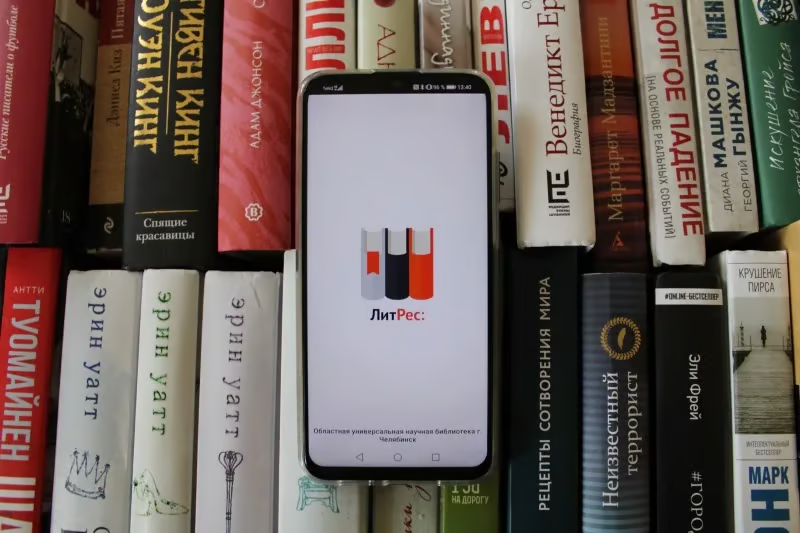 A phone displaying the LitRes app. Photo: Chelyabinsk Regional Universal Scientific Library