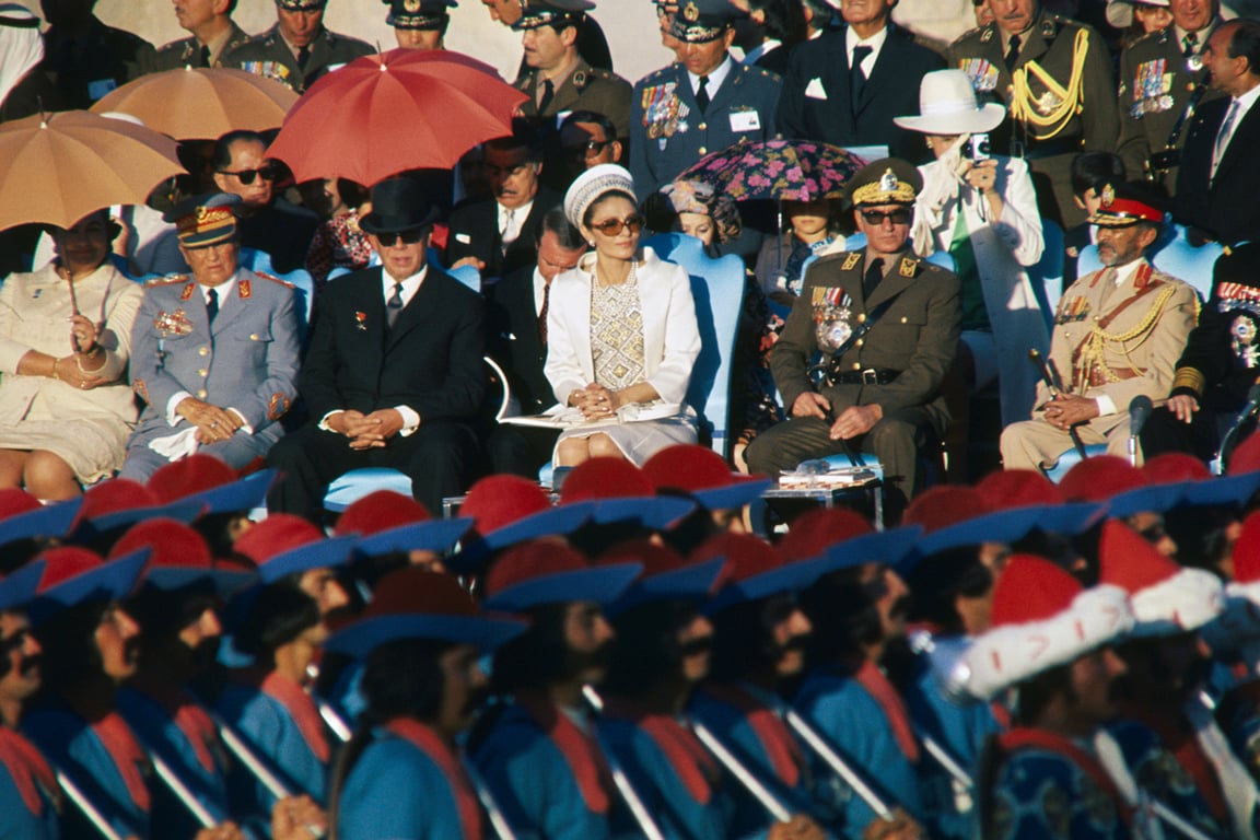 Почётная трибуна на параде в рамках празднования 2500-летия Персидской империи в руинах Персеполя, Иран, октябрь 1971 года. Слева направо: император Эфиопии Хайле Селассие, шах Ирана Мохаммед Реза Пехлеви, императрица Фарах Диба, председатель Президиума Верховного Совета СССР Николай Подгорный, а Иосип Броз Тито и Йованка Броз из Югославии. Фото: Scanpix / LETA