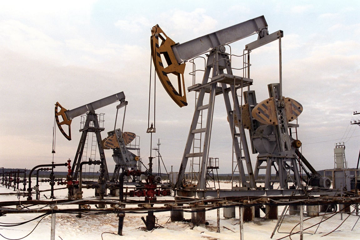 Oil dereks at an oil filed near the city of Surgut in Russia’s Khantiy-Mansiysk autonomous district in western Siberia. Photo: EPA / Vadim Rusakov