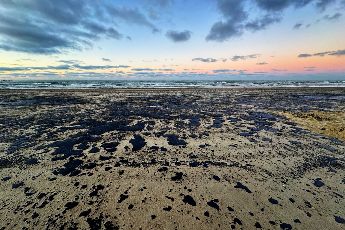 Нефтяные следы на пляже в Анапе, 20 декабря 2024 года. Фото: Александр Черных / Коммерсантъ / Sipa USA / Vida Press