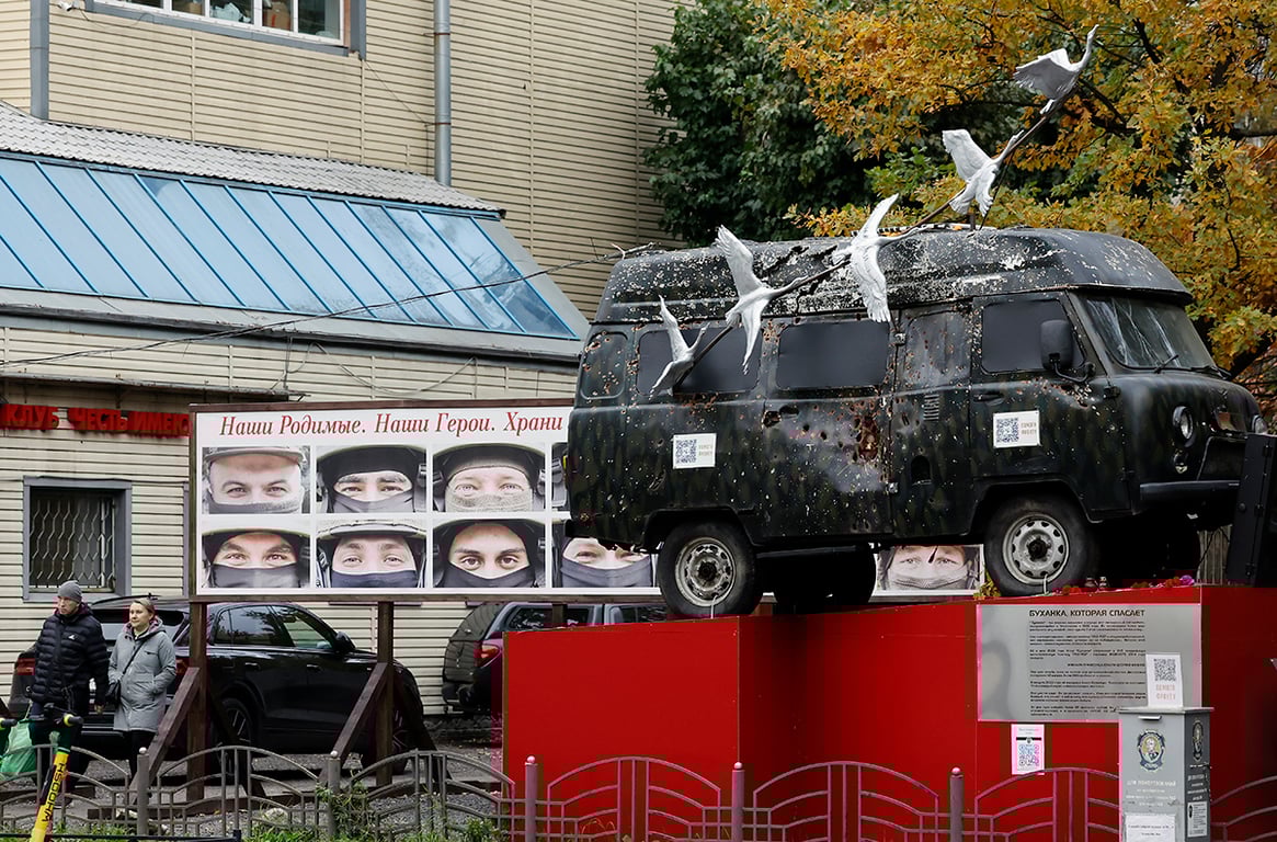 Автомобиль «УАЗ», участвовавший в войне в Украине на фоне портретов российских солдат, Санкт-Петербург, Россия, 10 октября 2025 года. Фото: Анатолий Мальцев / EPA