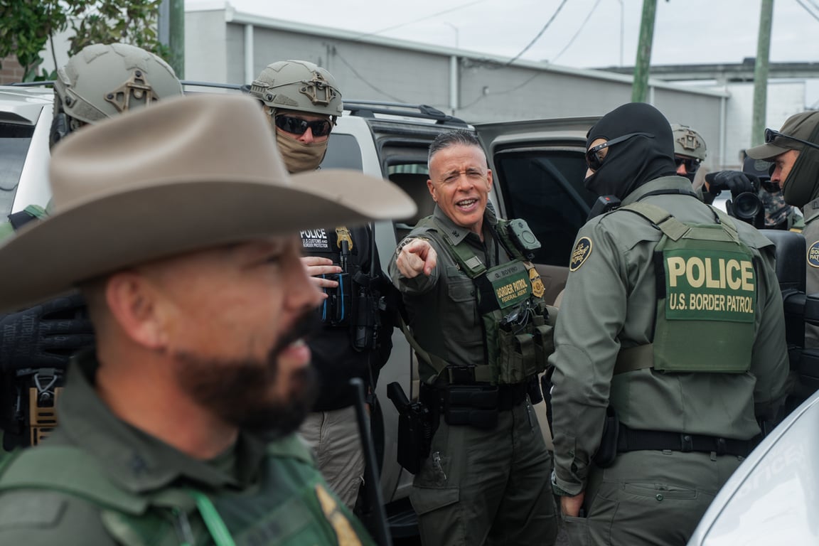 07.Начальник Пограничной службы США Грегори Бовино во время операции по иммиграционному контролю в Новом Орлеане, Луизиана, США, 3 декабря 2025 года. Фото: Olga Fedorova / EPA