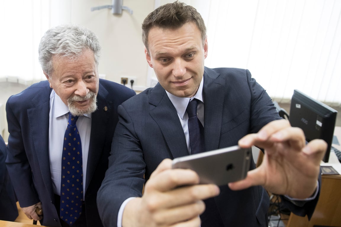 Алексей Навальный и Генрих Падва в зале Люблинского суда Москвы, 30 мая 2017 года. Фото: Павел Головкин / AP / Scanpix / LETA