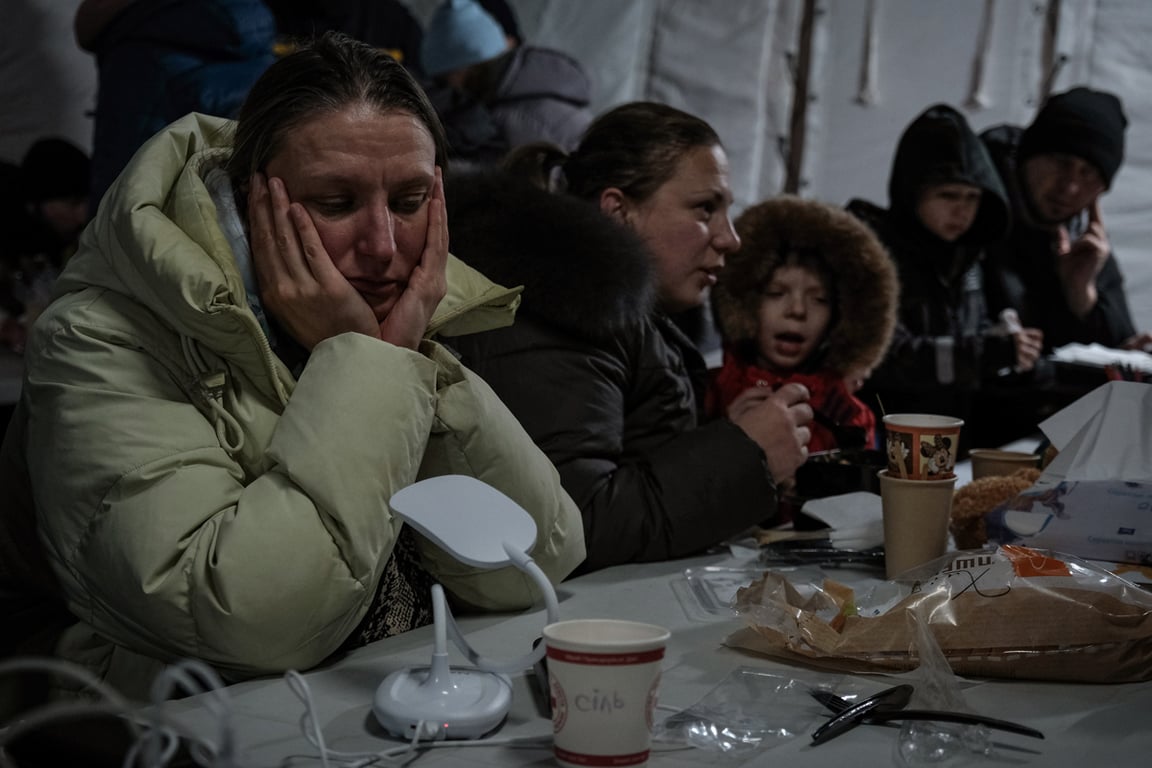 Местные жители в одном из пунктов несокрушимости Киева, Украина, 17 января 2026 года. Фото: Maria Senovilla / EPA