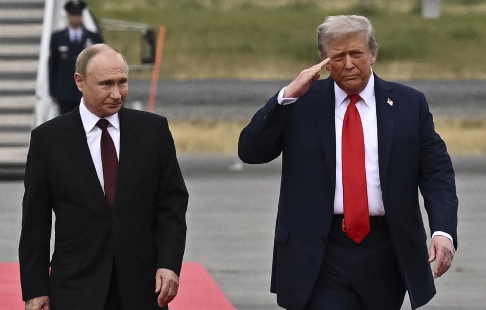 Donald Trump welcomes Vladimir Putin in Anchorage, Alaska, 15 August 2025. EPA/SERGEY BOBYLEV/SPUTNIK/KREMLIN POOL
