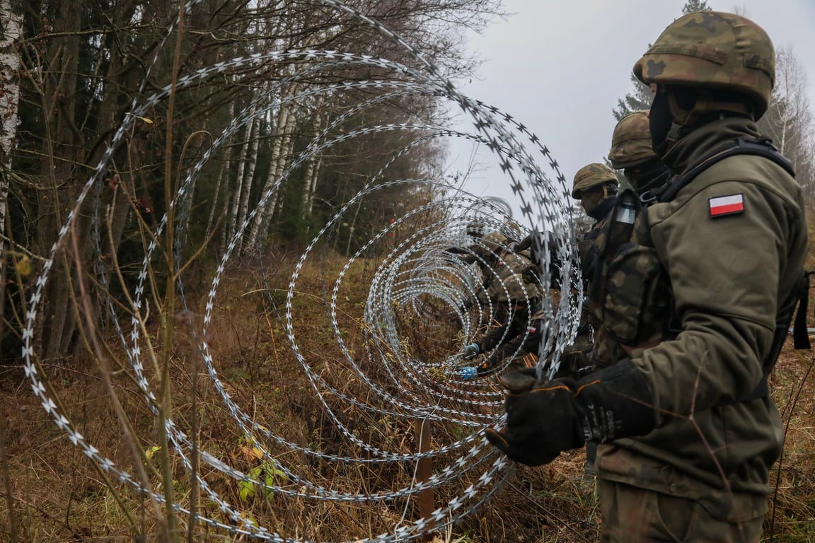 Polish soldiers install barbed wire along the country’s border with the Russian exclave of Kaliningrad, near Lenkupie, northeastern Poland, 7 November 2022. Photo: EPA / Artur Reszko