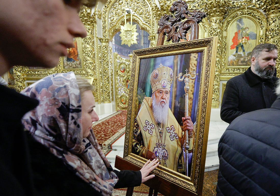 Украинцы на церемонии прощания с Патриархом Филаретом в Свято-Михайловском кафедральном соборе в Киеве, Украина, 20 марта 2026 года. Фото: Sergey Dolzhenko / EPA