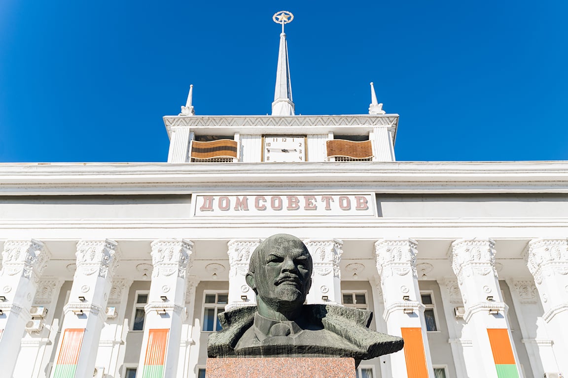 Статуя Владимира Ленина перед Домом Советов в Тирасполе, Приднестровье, Молдова. 22 октября 2024 года. Фото: Shutterstock / Vida Press