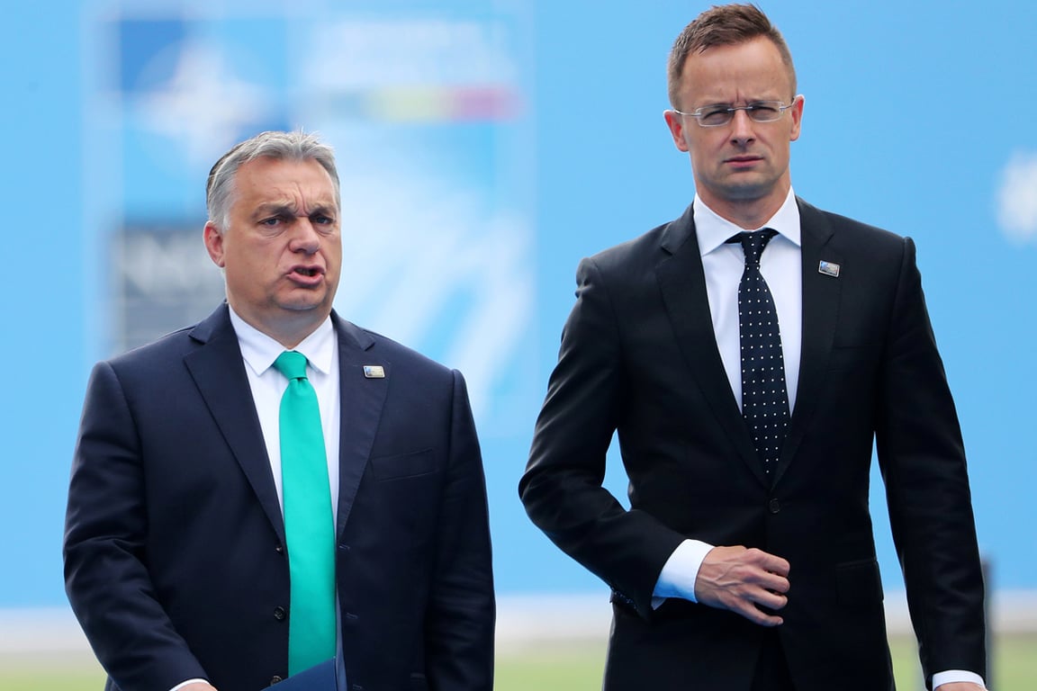 Премьер-министр Венгрии Виктор Орбан и министр иностранных дел Петер Сийярто на второй день саммита НАТО в Брюсселе, Бельгия, 12 июля 2018 года. Фото: Tatyana Zenkovich / Reuters / Scanpix / LETA