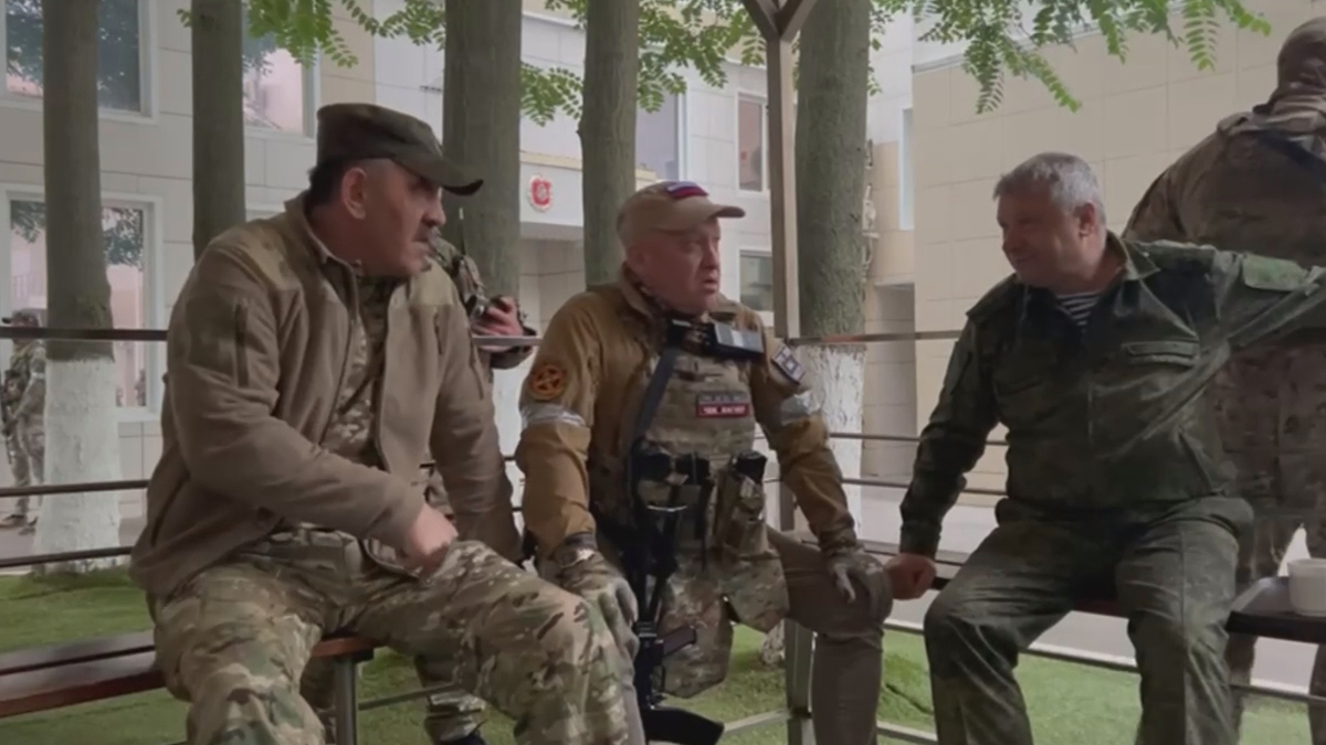 Евгений Пригожин, генерал-лейтенант Владимир Алексеев и заместитель министра обороны Юнус-Бек Евкуров в штабе Южного военного округа, Ростов-на-Дону, 24 июня 2023 года Фото: @razgruzka_vagnera / Telegram