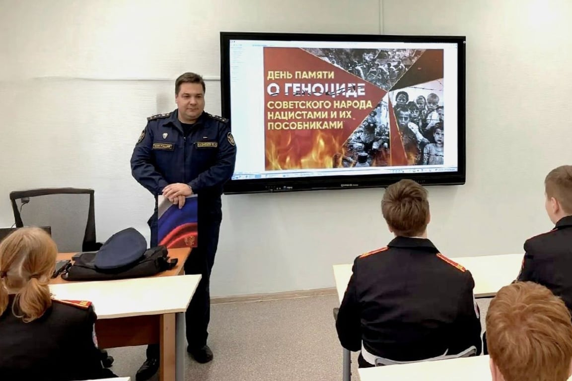 Урок памяти с участием сотрудника управления по конвоированию ГУФСИН в московской школе, 20 апреля 2026 года. Фото: Пресс-служба ГУФСИН России по г. Москве /  VK
