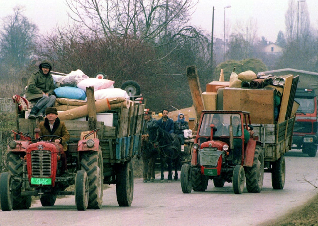 Боснийские сербы едут на перегруженных вещами тракторах, покидая город Оджак на севере Боснии, 11 декабря 1995 года. Фото: Reuters / Scanpix / LETA
