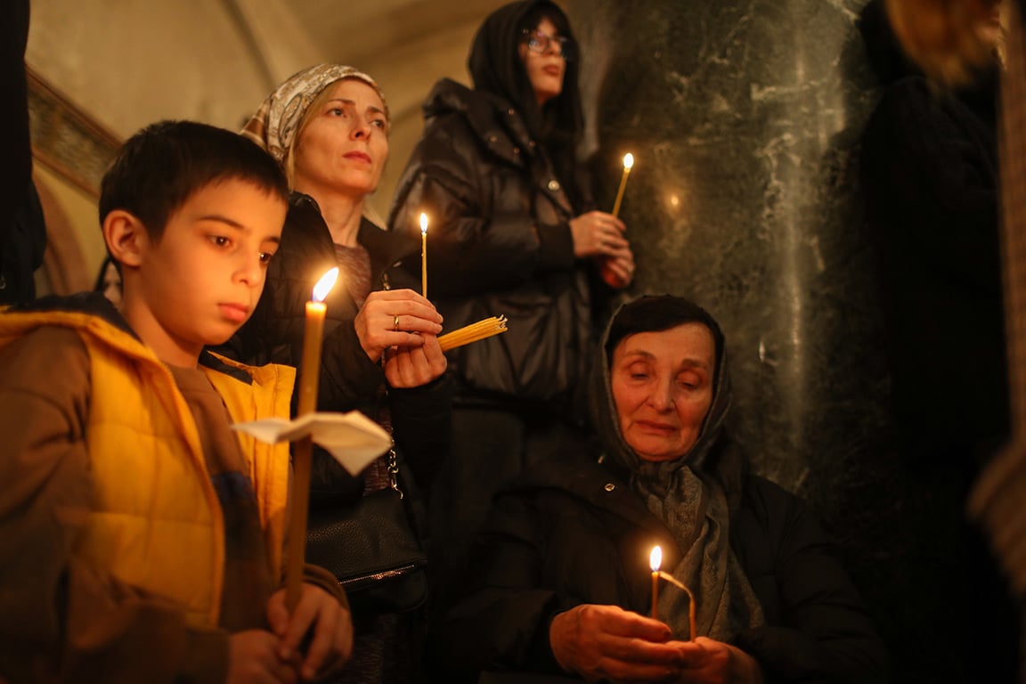 Грузинские православные верующие скорбят во время поминальной службы по покойному Грузинскому православному патриарху Илии II в кафедральном соборе Самеба в Тбилиси, Грузия, 18 марта 2026 года. Фото: David Mdzinarishvili / EPA