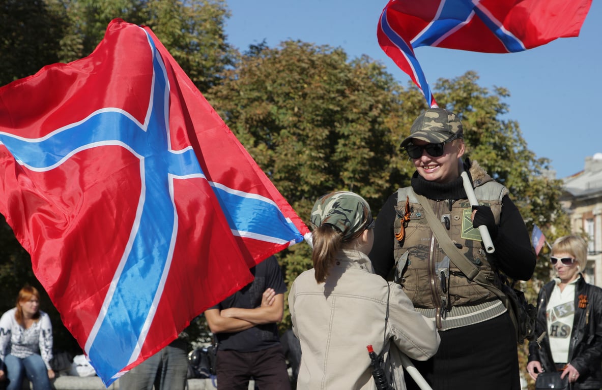 Pro-Russian locals wave the flag of Novorossiya as they celebrate the Donetsk People's Republic’s six-month anniversary in downtown Donetsk, Ukraine, 4 October 2014. Photo: EPA / Photomig