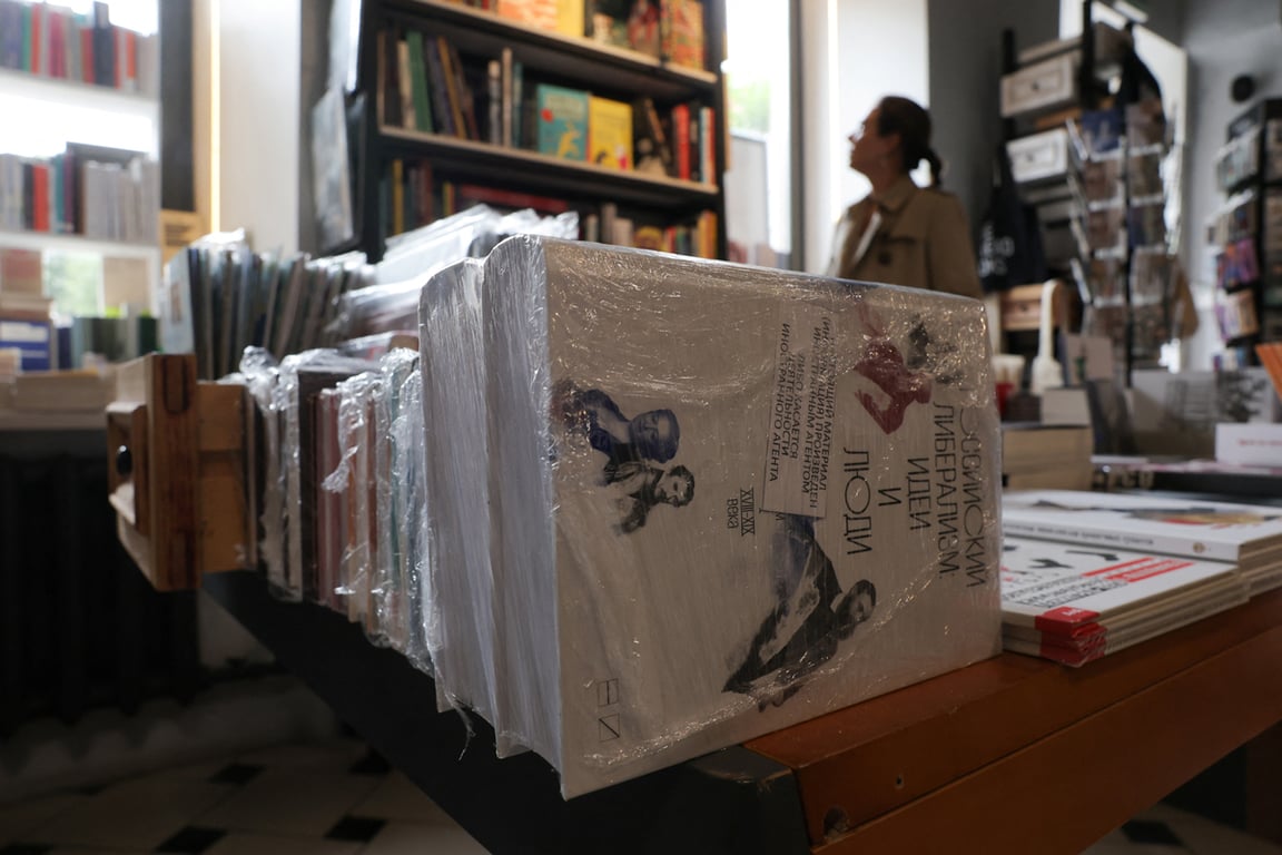 Промаркированные и упакованные книги авторов, включённых в реестр «иностранных агентов», выставлены на продажу в книжном магазине в Санкт-Петербурге, 1 сентября 2025 года. Фото: Антон Ваганов / Reuters / Scanpix / LETA