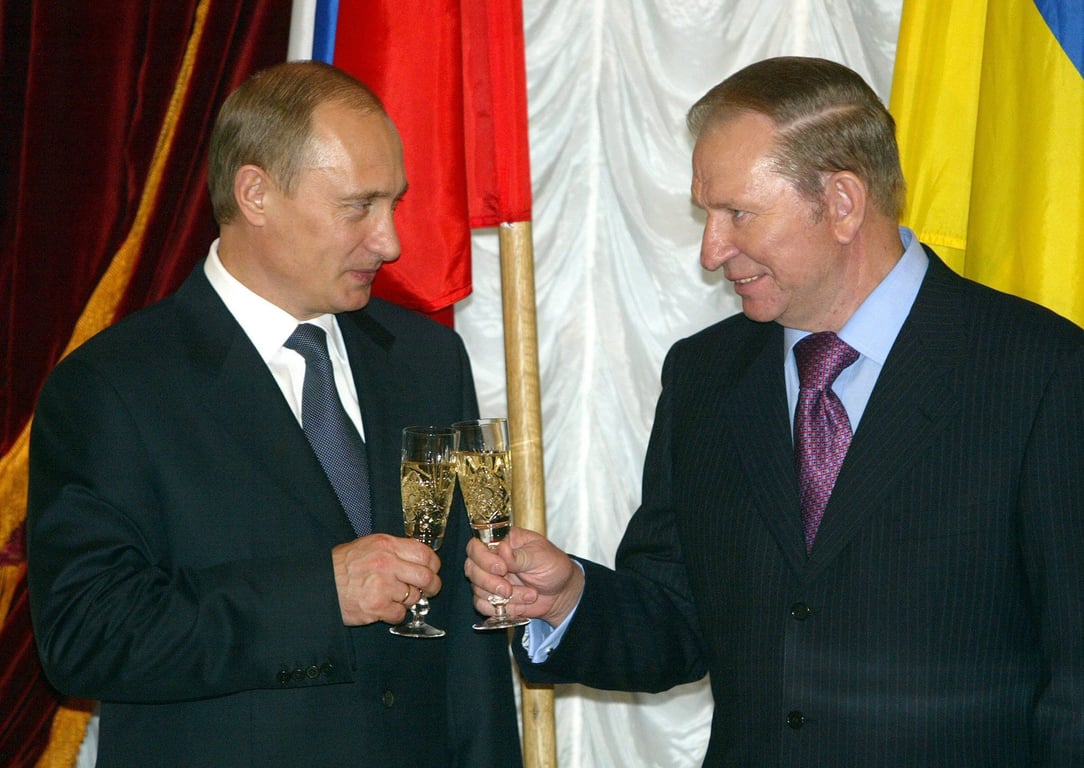 Russian President Vladimir Putin and Ukrainian President Leonid Kuchma make a toast at Kyiv’s Mariinskyi Palace four days before the country’s presidential elections, 27 October 2004. Photo: EPA / Sergey Supinsky