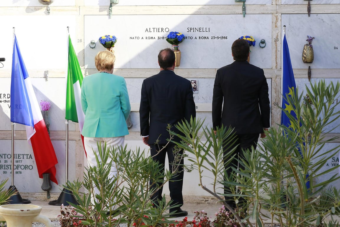 German Chancellor Angela Merkel (L), French President François Hollande (C) and 
Italian Prime Minister Matteo Renzi (R), pay homage to Altiero Spinelli in a symbolic bid to relaunch the European project following the UK’s decision to leave the EU, 22 August 2016. Photo: EPA / Carlo Hermann
