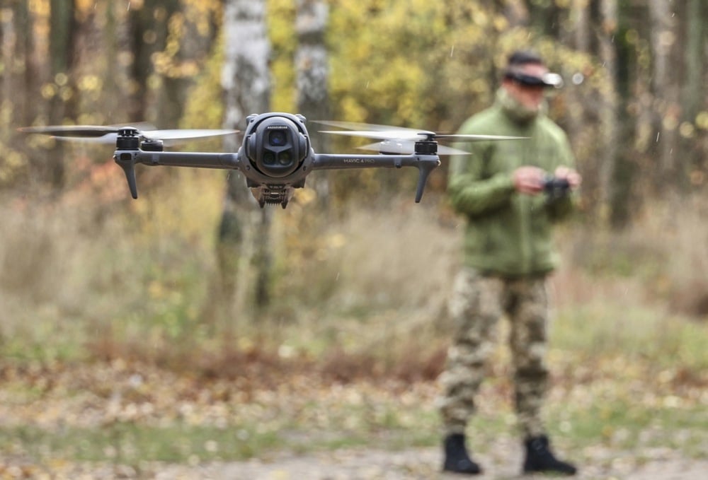 A Ukrainian soldier is training to operate a drone for use in combat on the front line at an undisclosed location in the Kharkiv region on 29 October 2025. Photo: EPA/SERGEY KOZLOV