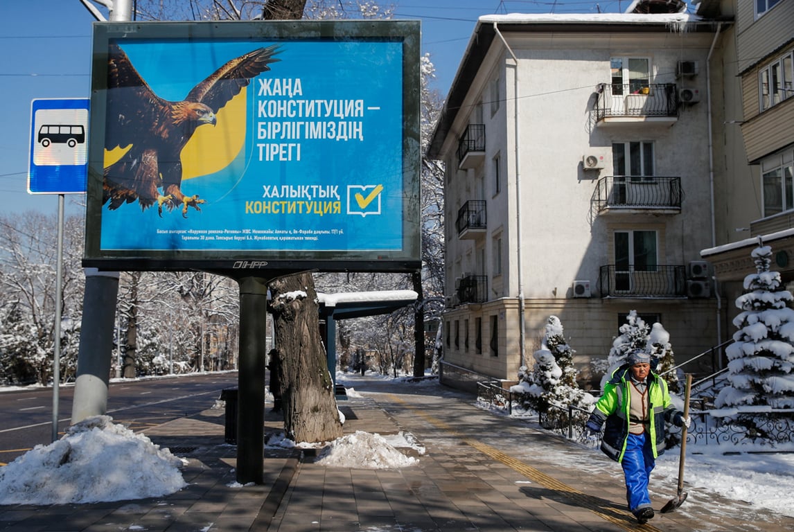 Реклама референдума по новой конституции в Алматы, Казахстан, 12 марта 2026 года. Фото: Павел Михеев / Reuters / Scanpix / LETA