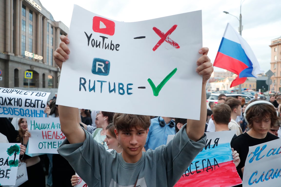 People attend a rally against the blocking of Russian YouTube accounts in front of the US Embassy in Moscow, Russia, 19 July 2024. Photo: EPA / Maxim Shipenkov