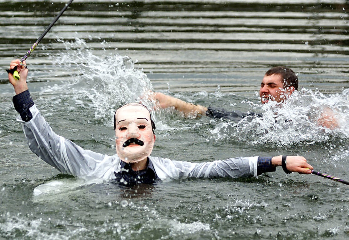 Участник заплыва в маске Александра Лукашенко в центре Минска, 21 апреля 2001 года. Фото: Reuters / Scanpix / LETA