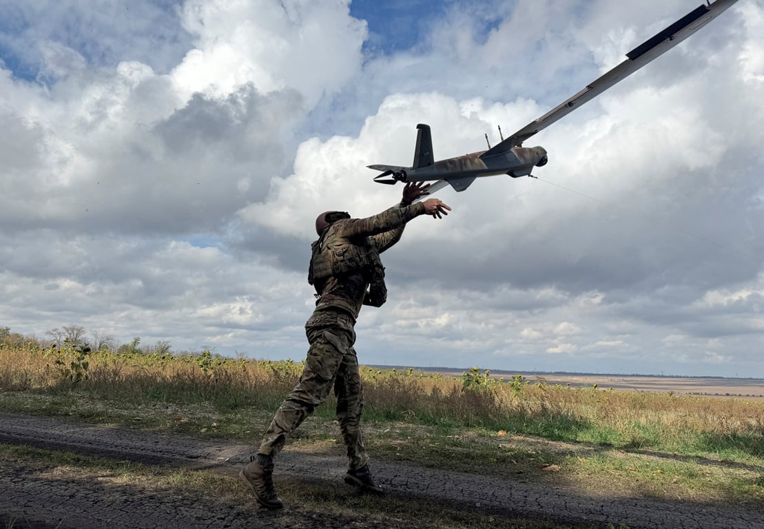 Украинский военнослужащий запускает разведывательный дрон под Покровском, Донецкая область, Украина, 6 октября 2025 года. Фото: Reuters / Scanpix / LETA