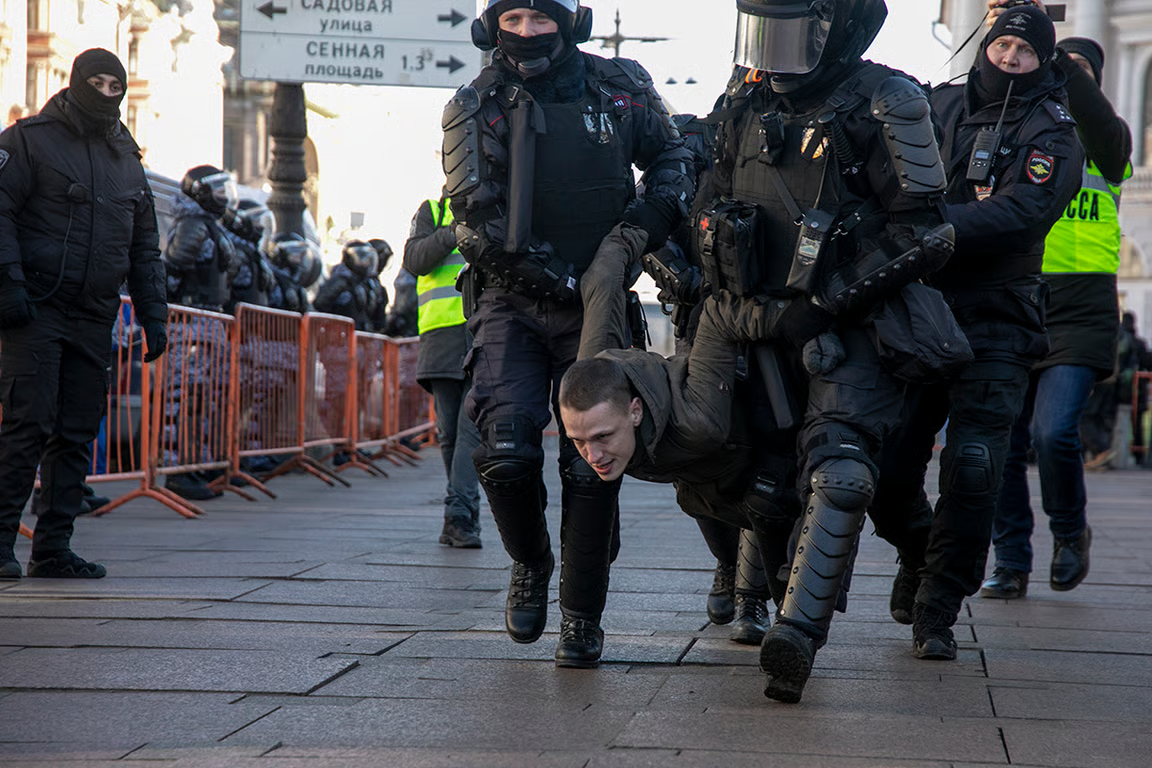 Riot police break up protests against the invasion of Ukraine, in St. Petersburg, Russia, 6 March 2022. Photo: Novaya Gazeta Europe