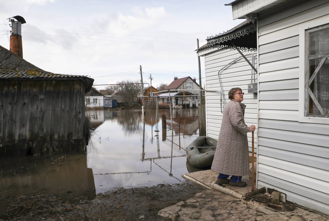 Жительница поселка Шатки возле своего дома, оказавшегося в зоне подтопления из-за весеннего паводка, Нижегородская область, 8 апреля 2026 года. Фото: Спутник / Imago Images / Scanpix / LETA